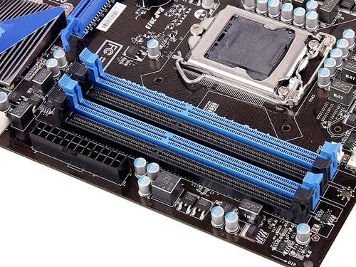 办公桌上的电脑主机与配件