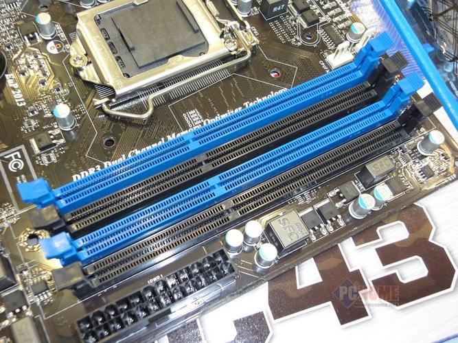 装机台上的电脑硬件与工具