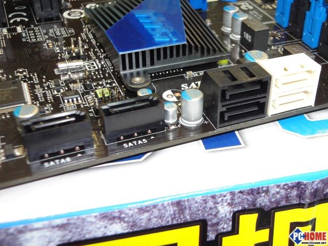 机箱内部供电与散热组件