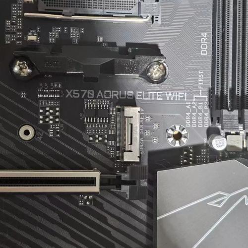 电脑主板接口与扩展插槽的近景