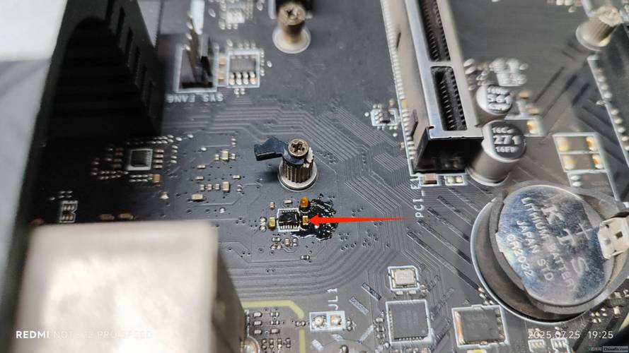 用户在挑选电脑硬件