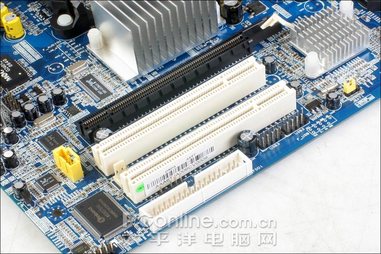 技术人员测试电脑硬件