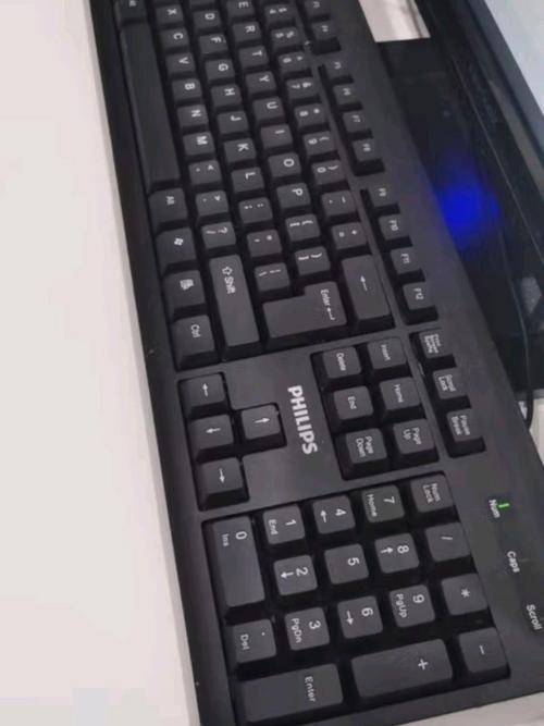 办公桌上的键盘