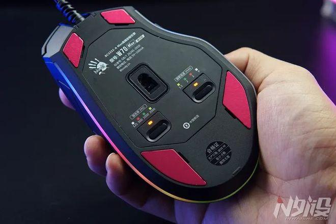 Professional gamer using mouse