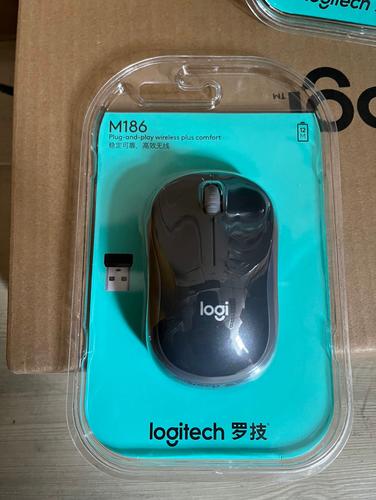 鼠标与USB接收器特写