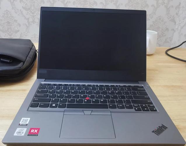 办公桌上的大屏显示器