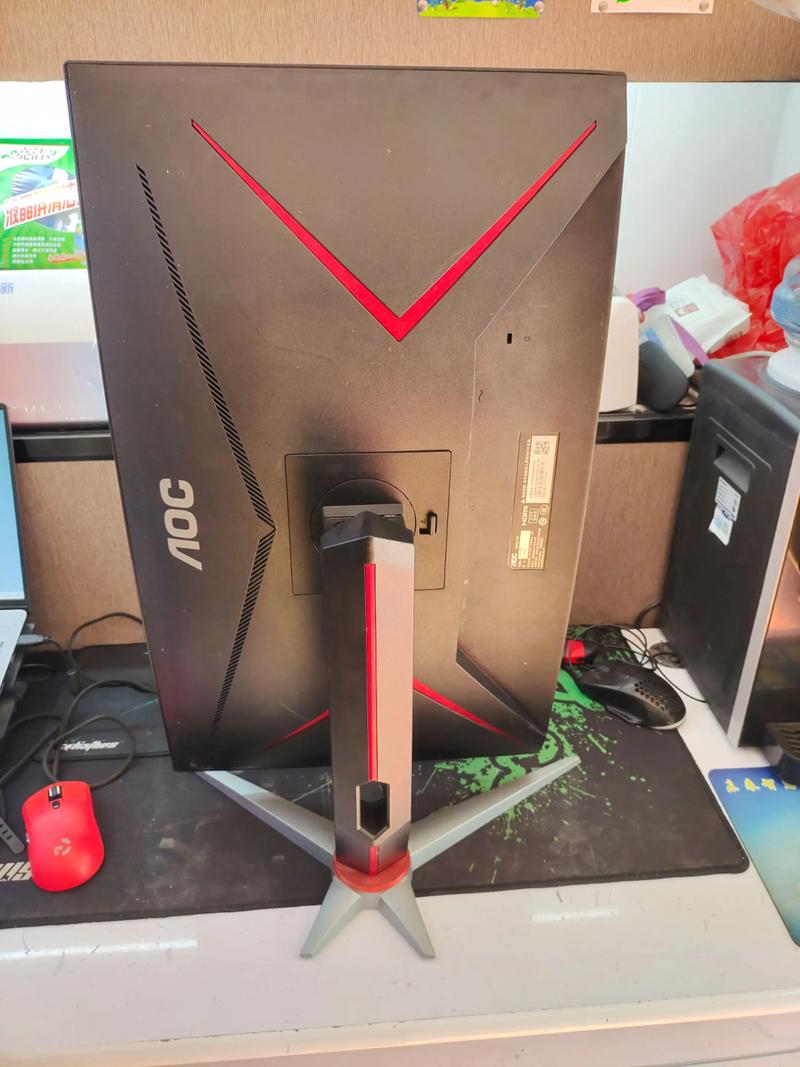 显示器屏幕显示游戏画面