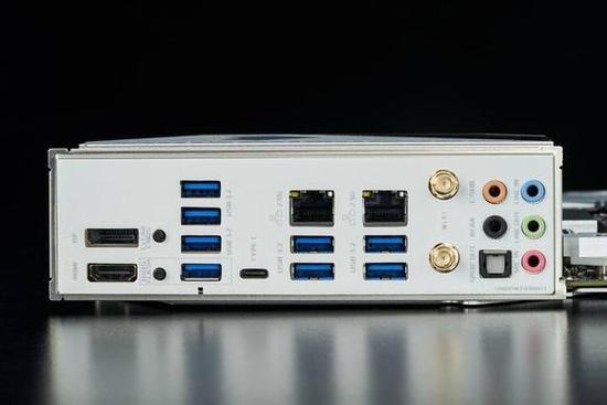 机箱内主板与显卡安装实景