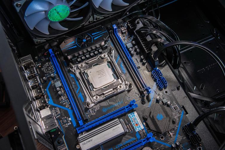 主板散热片与风扇细节