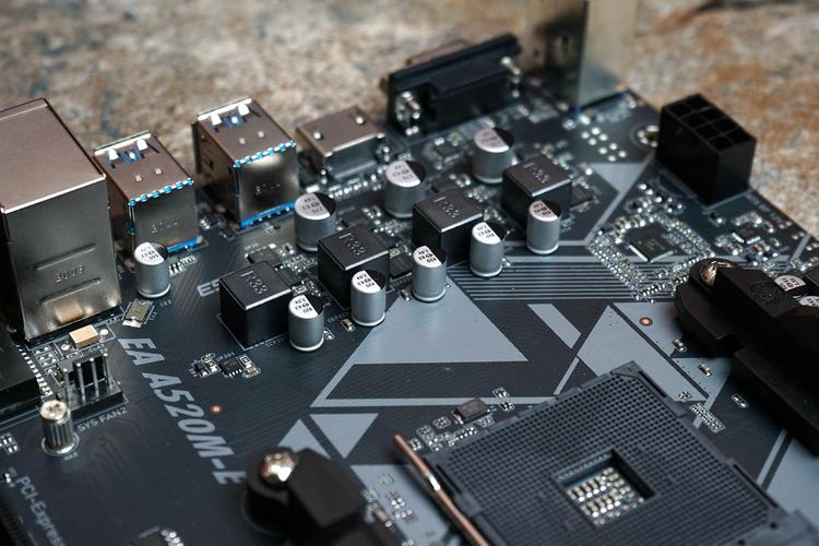 主板CPU插槽与内存规格细节