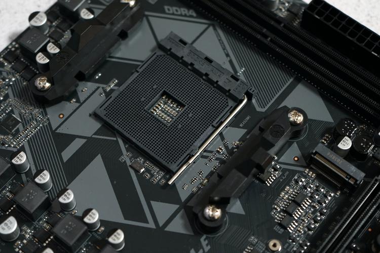 主板供电与散热区域特写