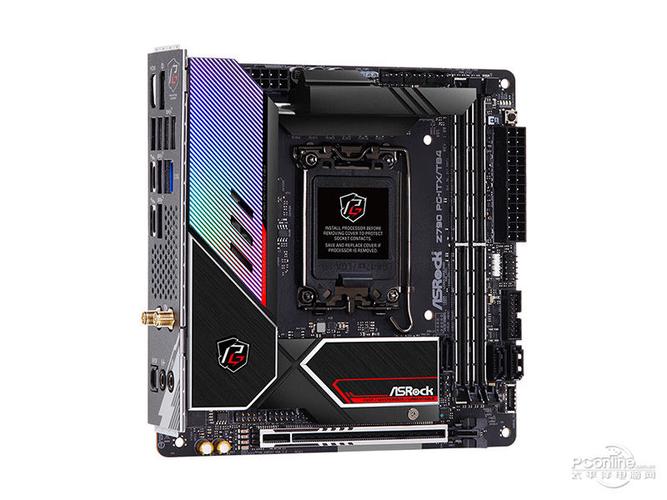 主板 PCIe 插槽与内存规格细节