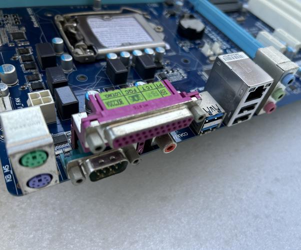 完整 PC 主板安装场景