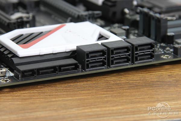 主板 VRM 散热片特写