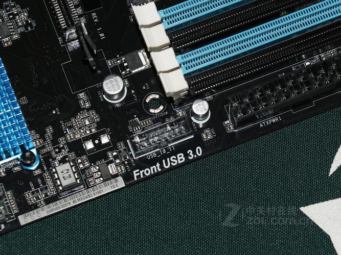 主板电路板细节与接口布局