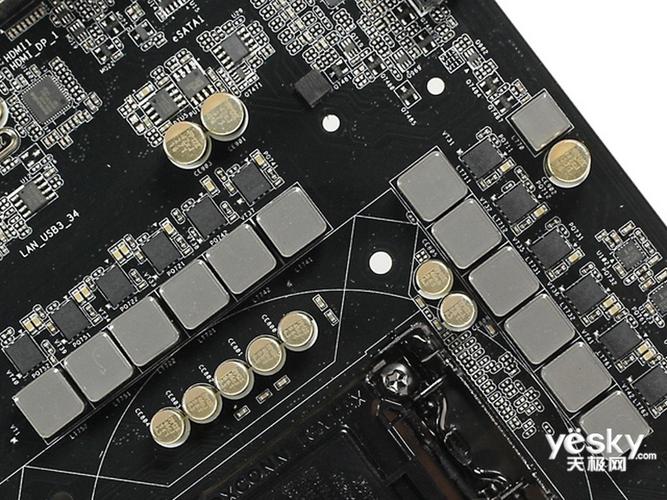 主板I/O面板与散热片细节