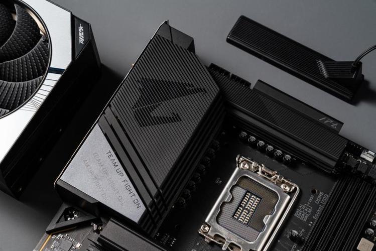 主板安装与机箱组装场景