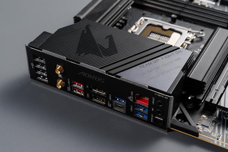 CPU 插槽与内存槽规格细节