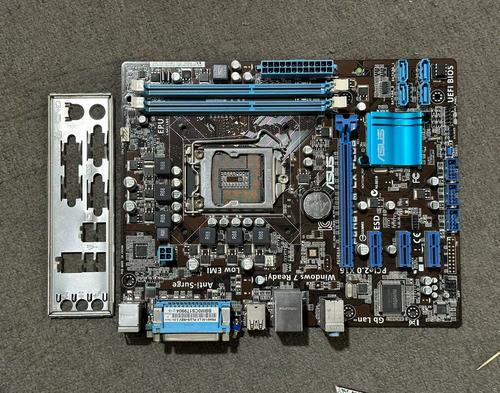 ATX 主板电路板细节特写