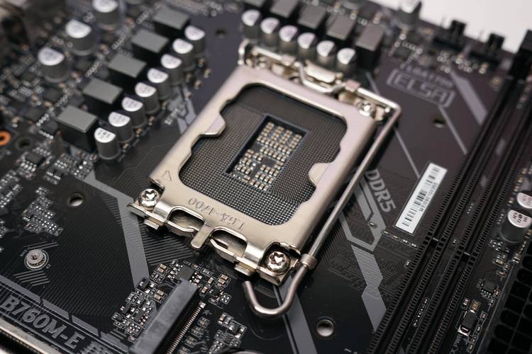 DDR4 内存插槽细节