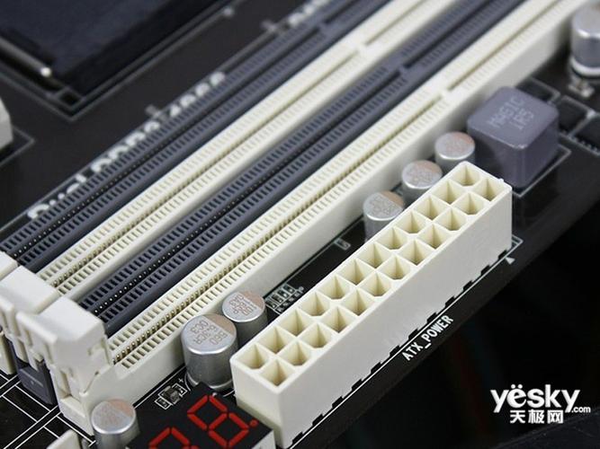 主板接口与散热片细节