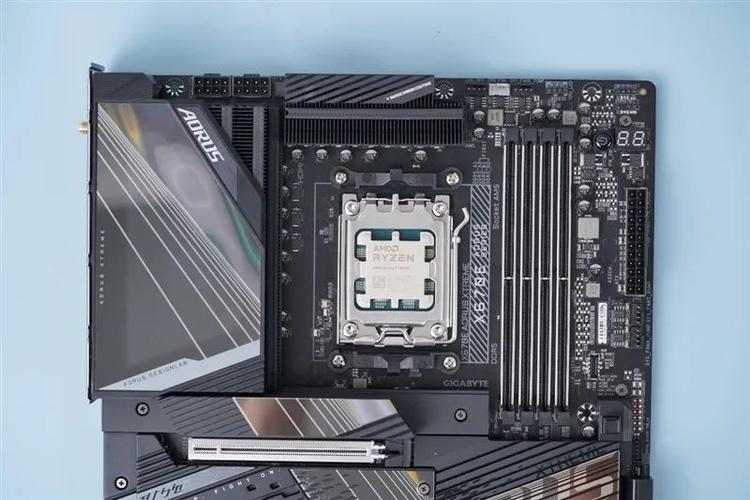 高端主板散热装甲与热管设计