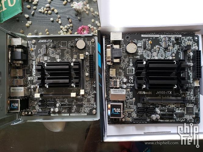 主板内存和存储接口特写