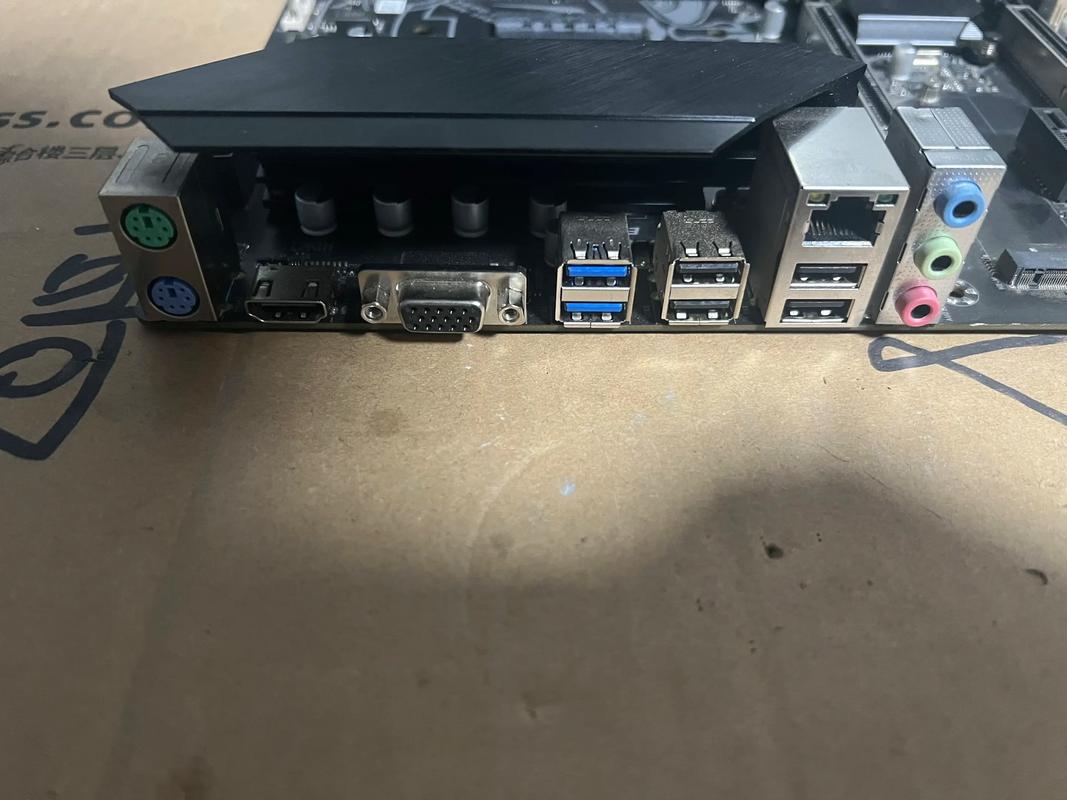 Micro ATX 机箱内主板安装