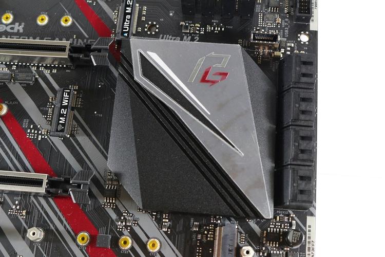 主板搭配 CPU 散热器与 SSD 性能场景