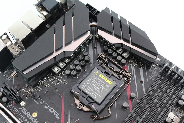 电脑主板组件散热特写