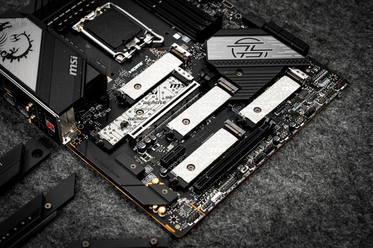 主板散热片与 VRM 冷却系统