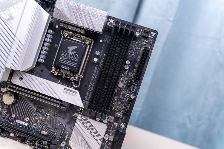 技嘉B560 AORUS PRO AX核心规格与插槽细节