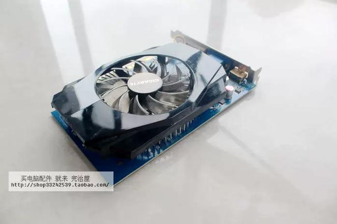 显卡安装在主板上的外观展示