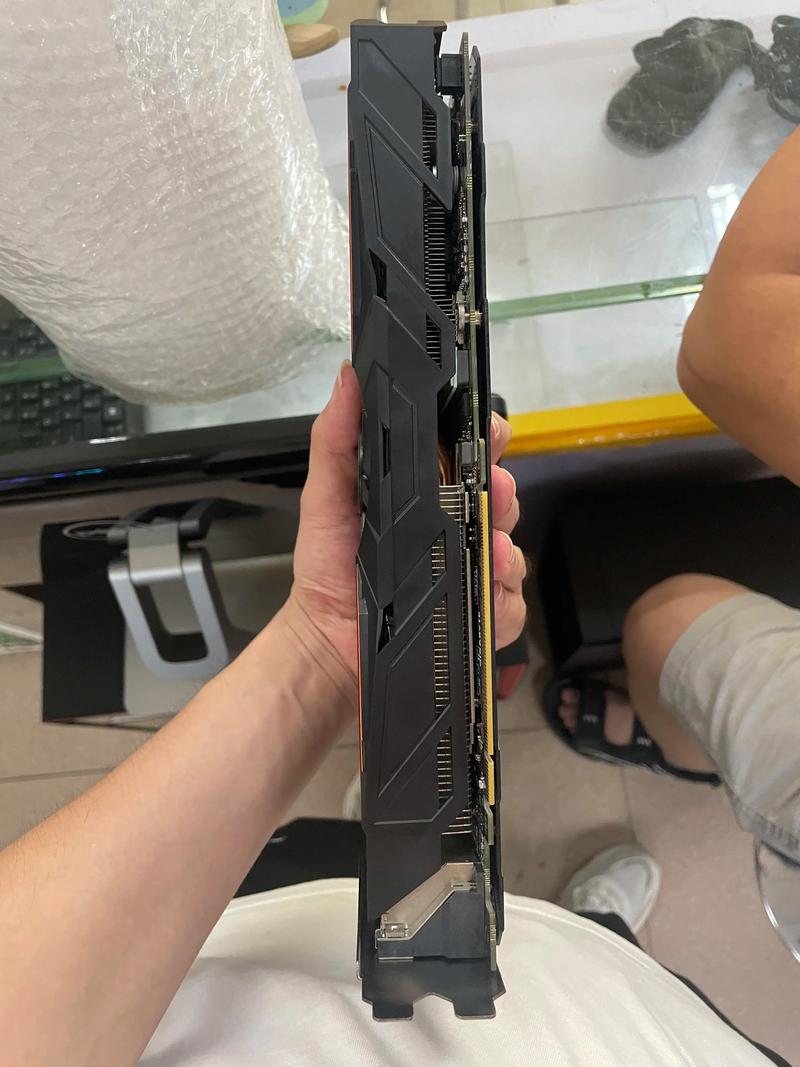 GTX 1070 Ti 显卡核心与 PCB 细节