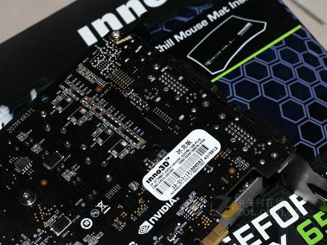 显卡安装在电脑机箱中的侧面视角