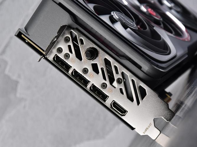 七彩虹 iGame系列显卡侧面与背板细节