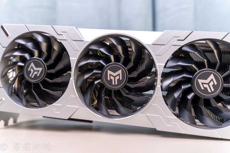 显卡特写金属质感与风扇