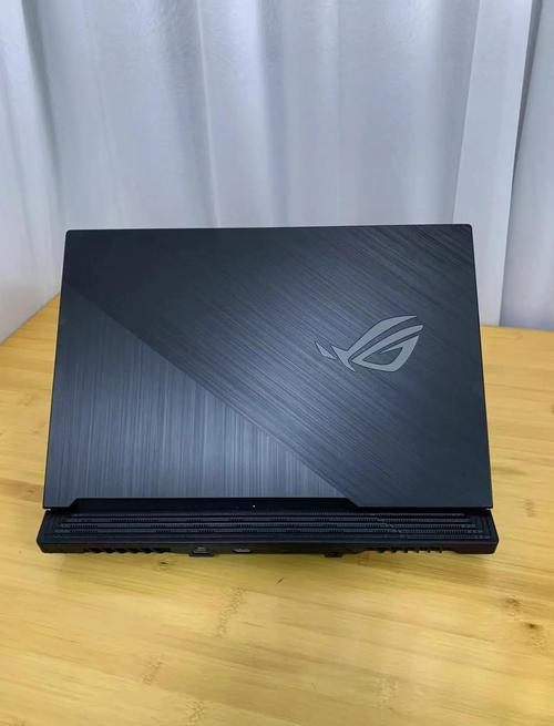 ROG 电源在机箱内的整体效果