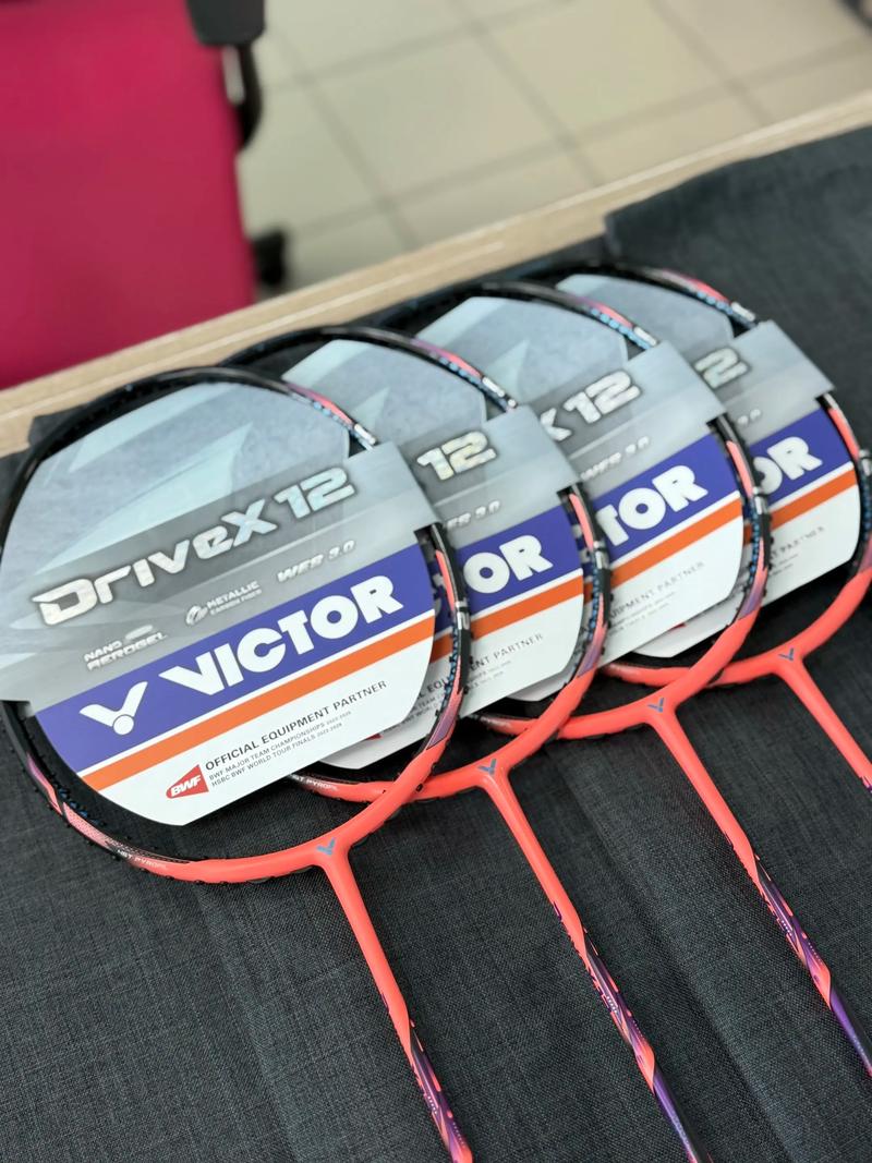 笔记本电脑搭配音箱桌面场景