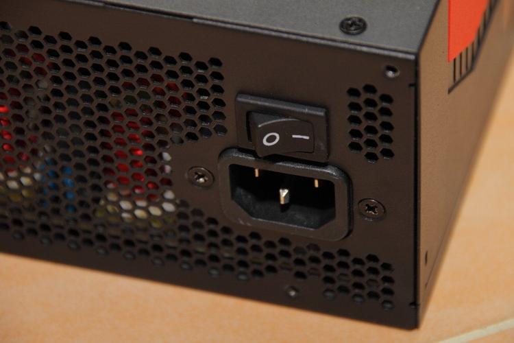 Antec HCG-750 电源核心规格与接口布局