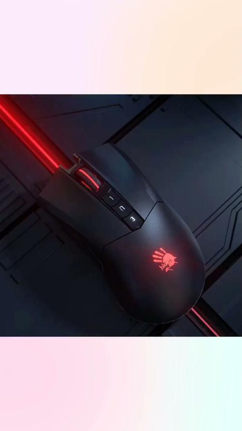 RGB灯光效果下的游戏鼠标