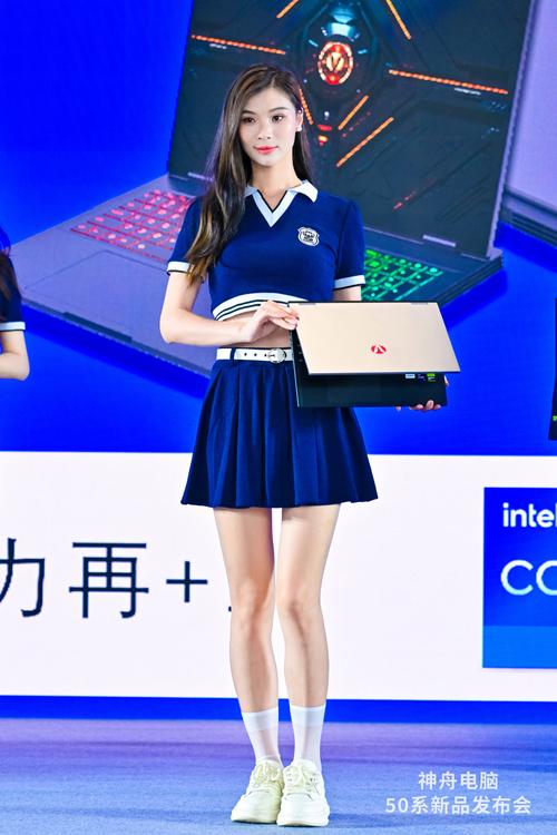 电源内部规格与电路板细节