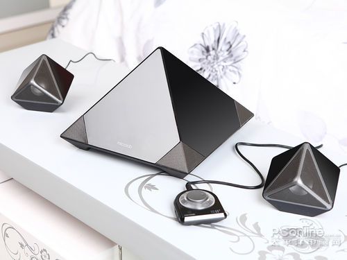 金字塔造型低音炮音箱特写