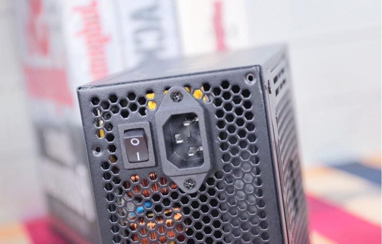 黑色电脑电源单元与线缆