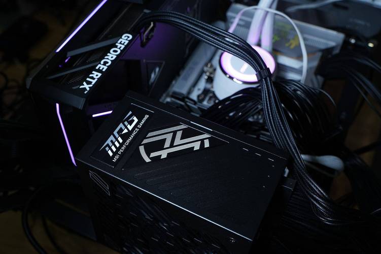 完整 PC 主机电源安装场景