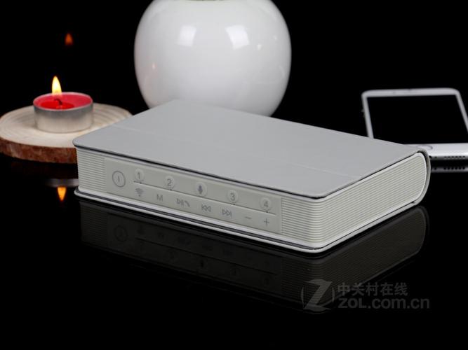 彩色便携智能音箱摆放在书桌场景