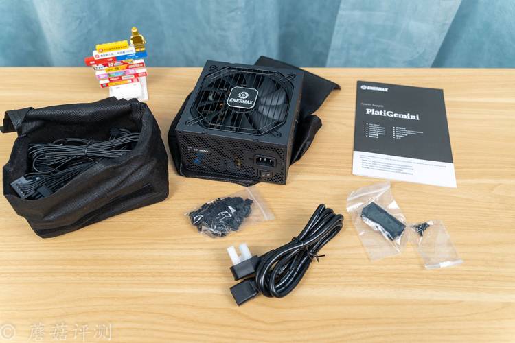 电脑电源风扇与接口特写