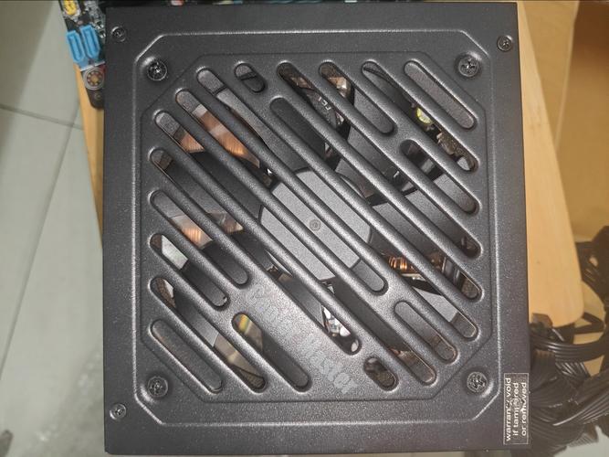 黑色电脑电源单元与线缆