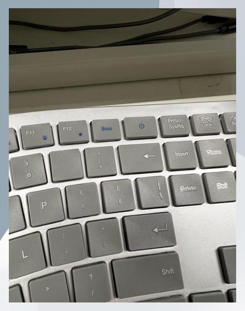 人体工学键盘桌面摆放