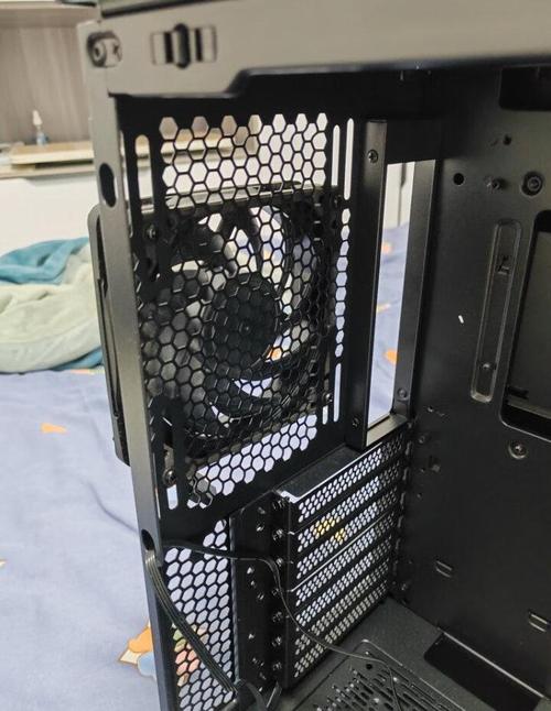 黑色电源单元与线材特写